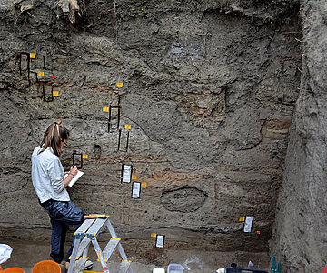 Siedlungsschichten im Grabungsprofil von Békés-Várdomb in Ungarn