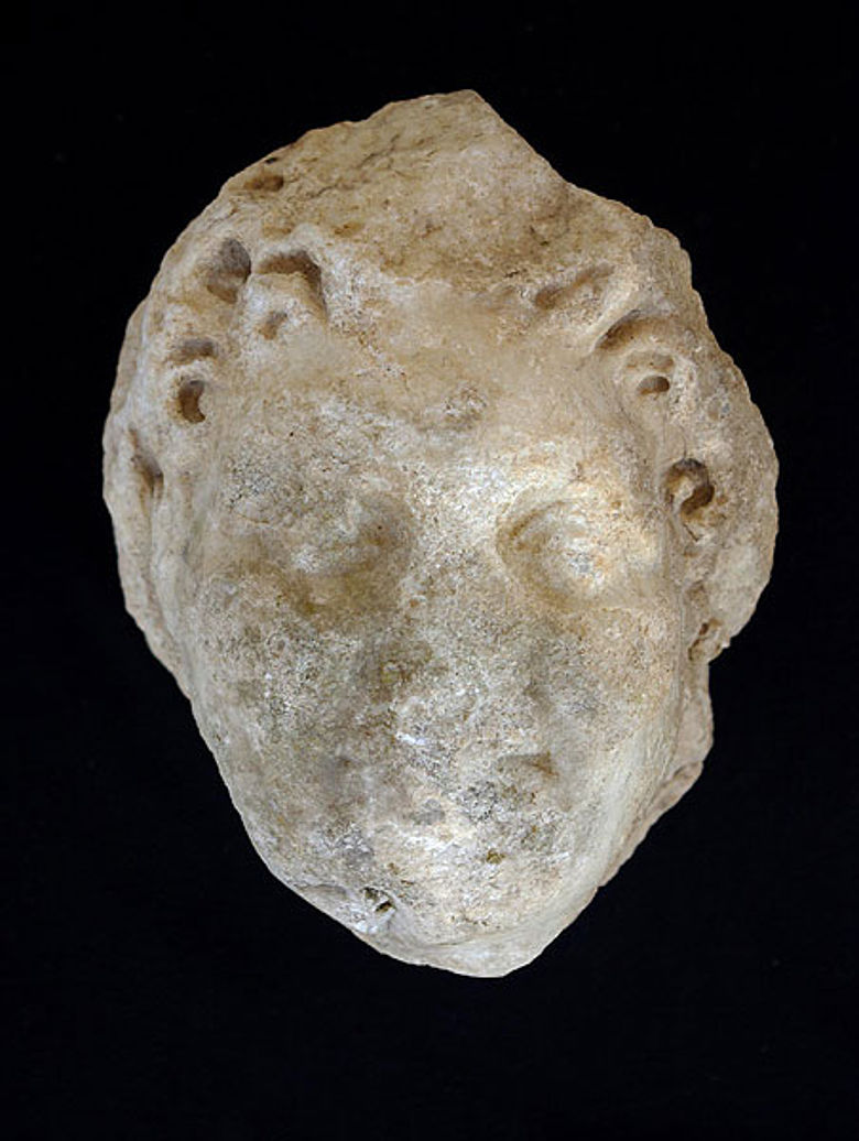 Kopf des Satyrs „Ludovisi” aus Chimtou. Der Ausbruch an der Stirnseite ist zur Hand der Mänade zu ergänzen (Foto: DAI Rom)