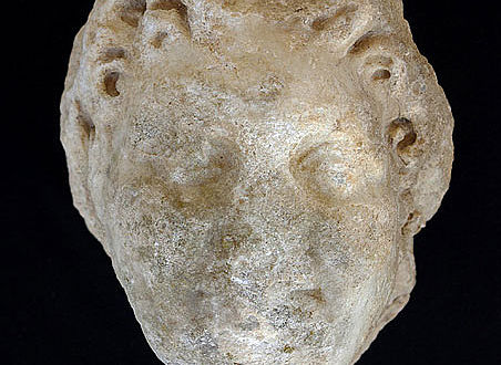 Kopf des Satyrs „Ludovisi” aus Chimtou. Der Ausbruch an der Stirnseite ist zur Hand der Mänade zu ergänzen (Foto: DAI Rom)