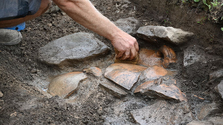 Amphorenscherben im Fundament eines Gebäudes