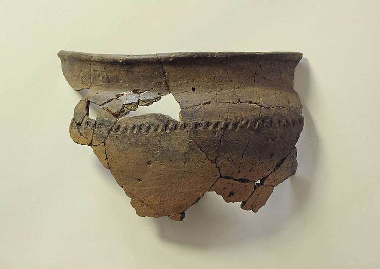 Die zusammengepuzzelten Scherben stammen von einem Gefäß aus dem 2. oder 3. Jh. n. Chr.
