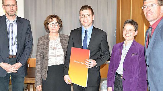 Lajos Berkes (Mitte) bei der Preisverleihung mit (v.l.) Prof. Dr. Torsten Mattern, Dr. Barbara Krauß, Prof. Dr. Andrea Jördens und Prof. Dr. Michael Jäckel. (Foto: Uni Trier)