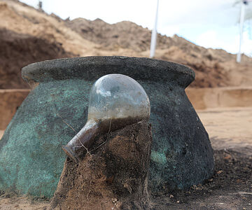 Römischer Bronzeeimer und Glasflakon