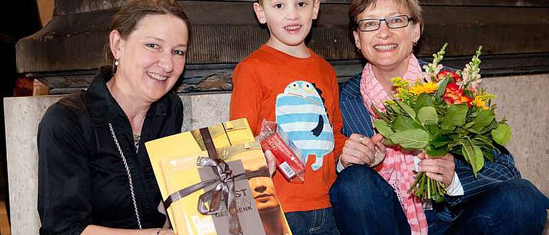 Direktorin Friederike Seyfried mit Gabriele Hoffmann und Sohn Matteo als 500.000 Besucher (© Staatliche Museen zu Berlin / Wiebke Heffter)