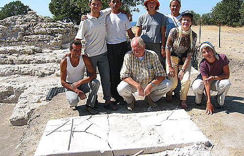 Das deutsch-türkische Grabungsteam mit der in Alexandria Troas entdeckten Inschriftenplatte