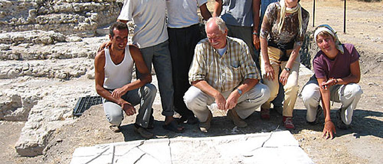 Das deutsch-türkische Grabungsteam mit der in Alexandria Troas entdeckten Inschriftenplatte