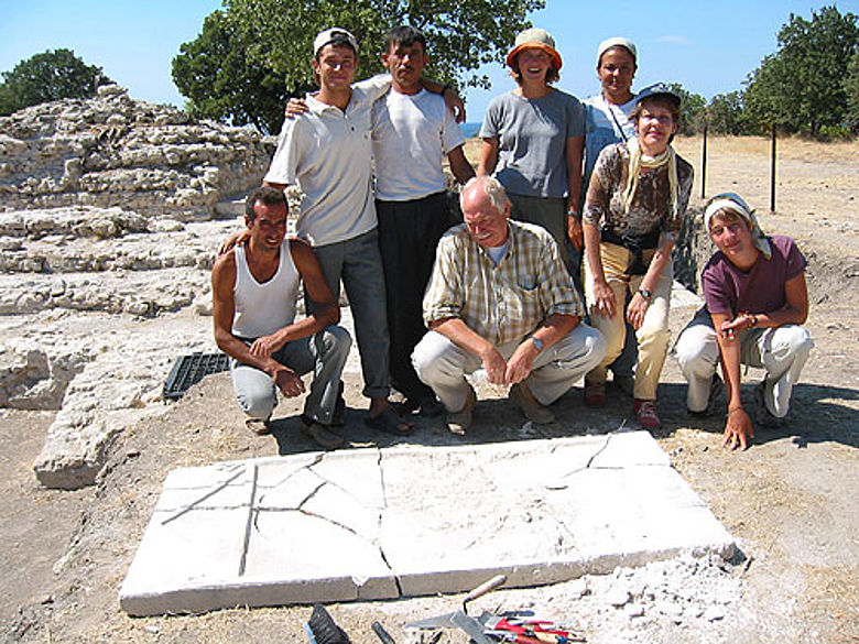 Das deutsch-türkische Grabungsteam mit der in Alexandria Troas entdeckten Inschriftenplatte
