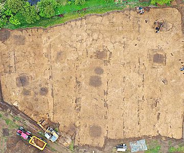 Grabungsfläche mit mindestens acht Grubenhäusern