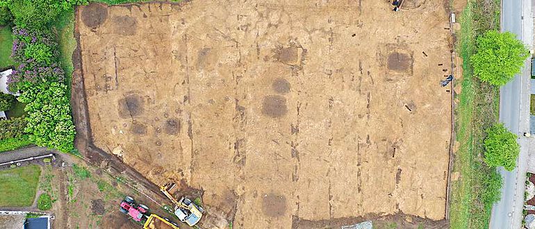 Grabungsfläche mit mindestens acht Grubenhäusern Grabungsfläche mit mindestens acht Grubenhäusern