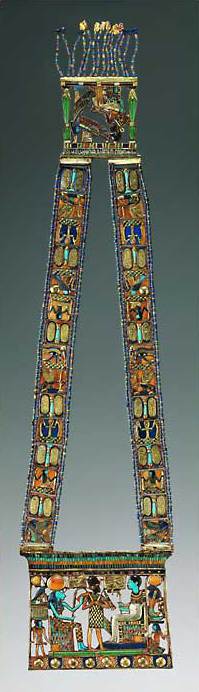 Pektoral (Brustschmuck) mit Götterszene (Späte 18. Dynastie) aus dem Tal der Könige, Grab Tutanchmuns. (© Foto: Andreas F. Voegelin, Antikenmuseum Basel und Sammlung Ludwig, Supreme Council of Antiquities Cairo) Pektoral (Brustschmuck) mit Götterszene (Späte 18. Dynastie) aus dem Tal der Könige, Grab Tutanchmuns. (© Foto: Andreas F. Voegelin, Antikenmuseum Basel und Sammlung Ludwig, Supreme Council of Antiquities Cairo)