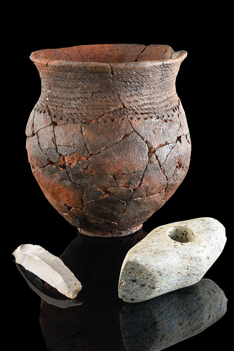 Schnurverzierter Becher, Felsgesteinaxt und Silexklinge aus einem schnurkeramischen Grab