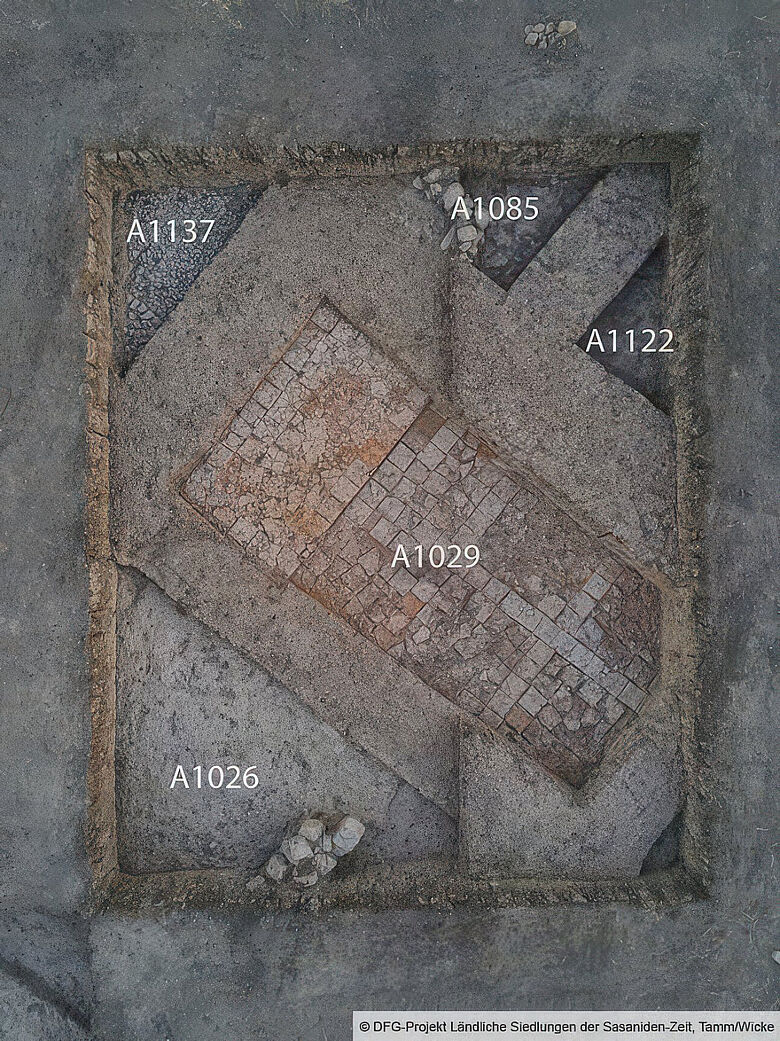 Grabungsfoto Raum mit Backsteinboden (Planum)