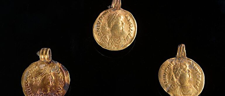 Drei Goldbrakteaten vom Halsschmuck der Gautinger Dame nach dem Münzbild Kaiser Justinians 