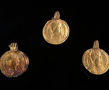 Drei Goldbrakteaten vom Halsschmuck der Gautinger Dame nach dem Münzbild Kaiser Justinians 