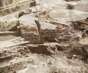 Oldenburg, archäologische Ausgrabung am Waffenplatz. Reste der historischen Befestigungsanlagen aus verschiedenen Jahrhunderten