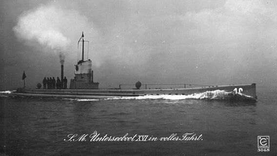U 16 in voller Fahrt (Feldpostkarte)