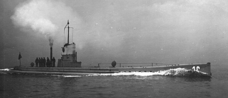 U 16 in voller Fahrt (Feldpostkarte)