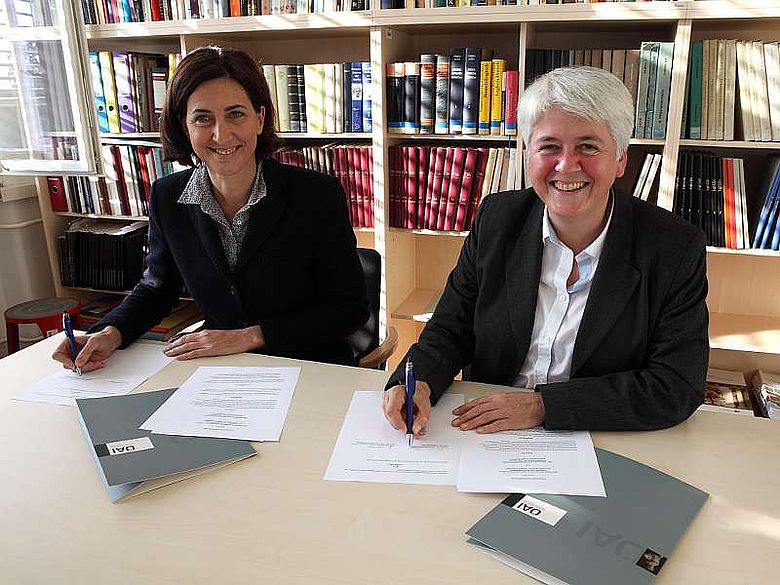 v.l.: Sabine Ladstätter (Leiterin ÖAI) und Friederike Fless (Präsidentin DAI) bei der Vertragsunterzeichnung (Foto: DAI)