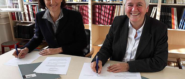 v.l.: Sabine Ladstätter (Leiterin ÖAI) und Friederike Fless (Präsidentin DAI) bei der Vertragsunterzeichnung (Foto: DAI)