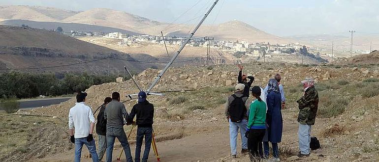 Einsatz eines Fotokrans in eh-Sayyeh, Jordanien (&copy; Orient-Abt. DAI)