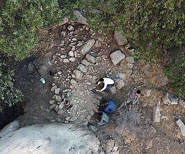 Ausgrabung der Umfassungsmauer am Eingang des Rabana-Tals