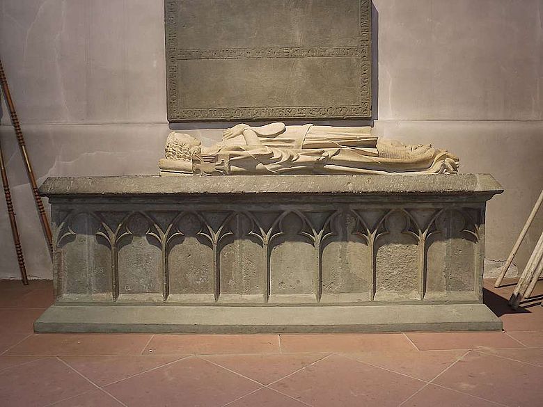 Über der Gruft stand bis zum Jahr 1804 das Hochgrab mit den Liegefiguren von Heinrich II. und seiner Frau
