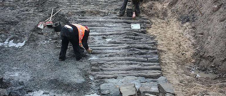 Erst kürzlich entdeckt: Der sogenannte "Knüppeldamm", den die Lippstädter im 18. Jh. bauten, um die Stadt trockenen Fußes verlassen zu können (Foto: LWL/S. Eismann)