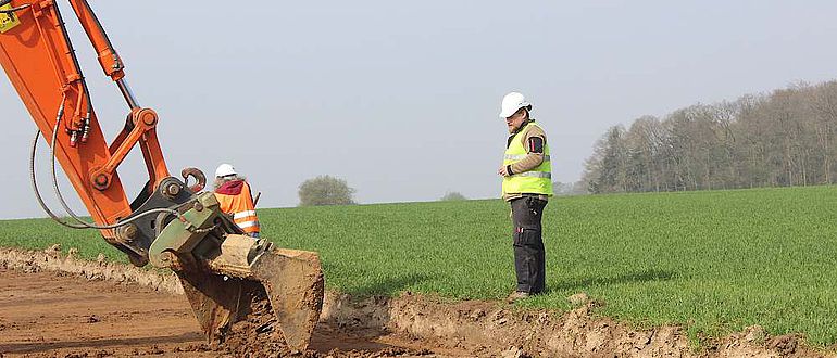 Beobachtung des Oberbodenabzuges während der Bauarbeiten entlang der Trasse