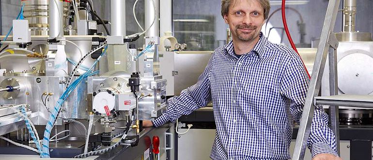 Dr. Sönke Szidat vor der MICADAS-Messanlage, die sehr genaue Analysen in diversen Fachbereichen ermöglicht - auch in der Archäologie (Foto: Oeschger-Zentrum für Klimaforschung / Annette Boutellier)