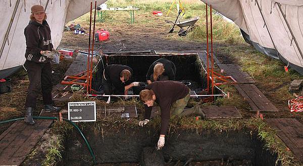 Kieler Studenten sichern bei einer Lehrgrabung bei Bad Oldesloe ihre Funde