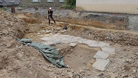 Das neuzeitliche Kellerfundament wird von den Archäologen genauestens vermessen.