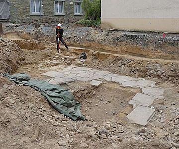 Das neuzeitliche Kellerfundament wird von den Archäologen genauestens vermessen.