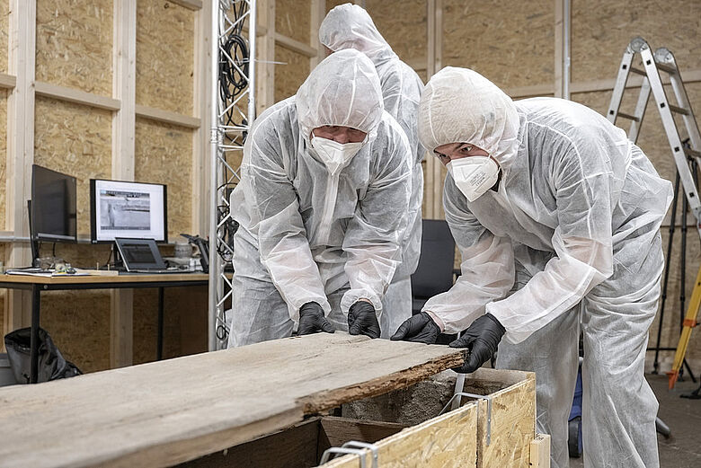 Abnehmen des hölzernen Sargdeckels