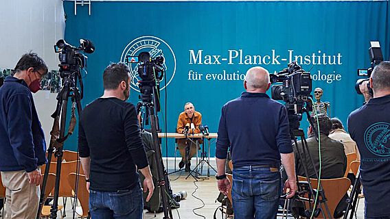Begründer der Paläogenetik: Svante Pääbo beantwortete Fragen während der Pressekonferenz am Max-Planck-Institut für evolutionäre Anthropologie