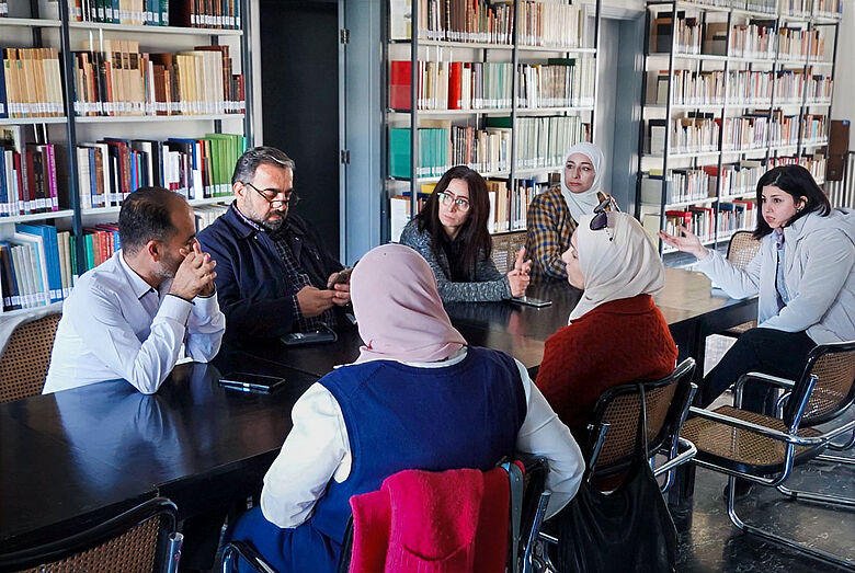 Stipendiatinnen und Stipendiaten aus Syrien diskutieren in Bibliothek Stipendiatinnen und Stipendiaten aus Syrien diskutieren in Bibliothek