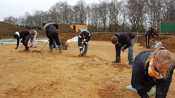 Das Team der Grabungshelfer bereitet die Fläche des Halterner Hauptlagers für die Ausgrabung vor. Vor allem die Holz-Erde-Mauer und die Gräben werden im Fokus der Untersuchungen stehen. (Foto: LWL/Burgemeister)