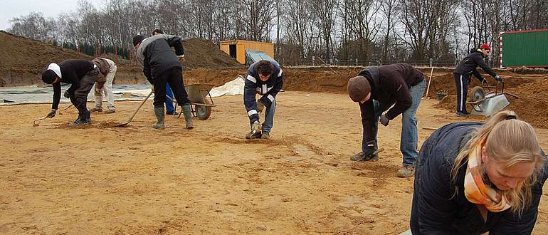 Das Team der Grabungshelfer bereitet die Fläche des Halterner Hauptlagers für die Ausgrabung vor. Vor allem die Holz-Erde-Mauer und die Gräben werden im Fokus der Untersuchungen stehen. (Foto: LWL/Burgemeister)