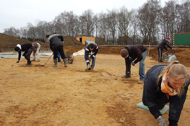 Das Team der Grabungshelfer bereitet die Fläche des Halterner Hauptlagers für die Ausgrabung vor. Vor allem die Holz-Erde-Mauer und die Gräben werden im Fokus der Untersuchungen stehen. (Foto: LWL/Burgemeister)