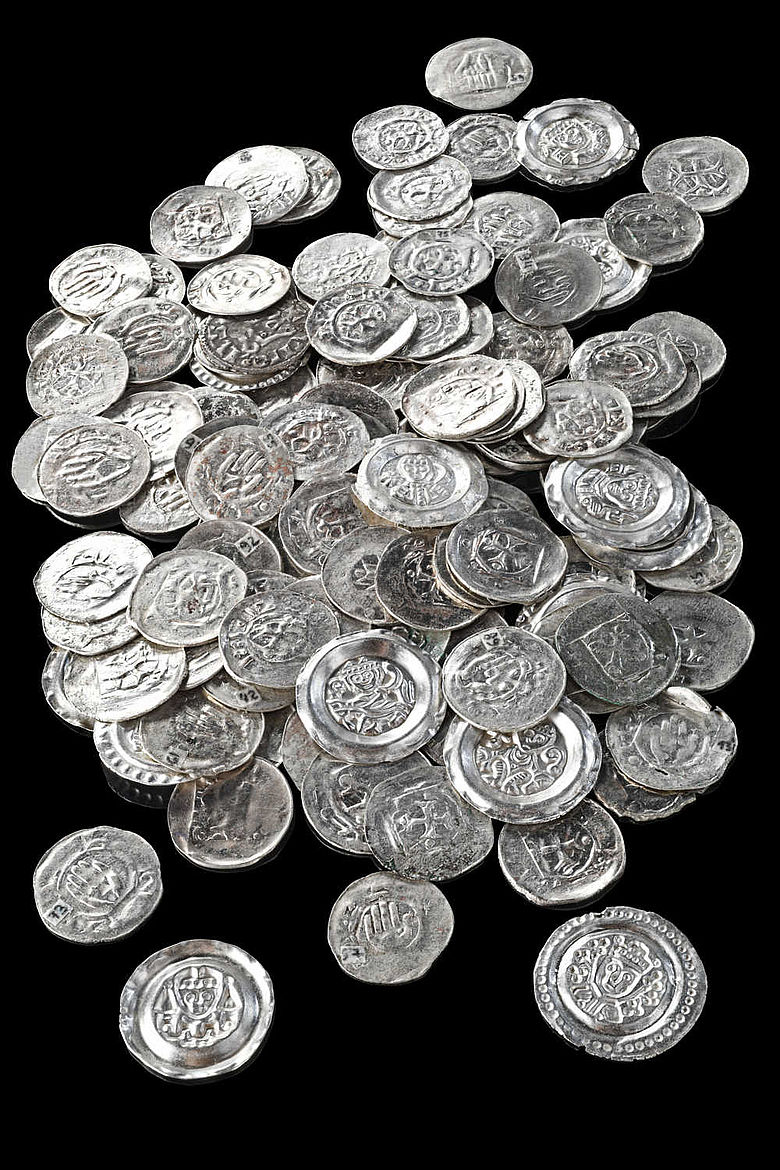 Restaurierte Münzen des Ellwanger Schatzfundes.