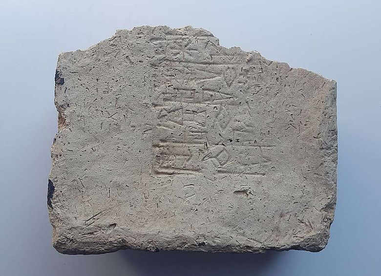 Fragment eines Lehmziegels mit gestempelter Gedenkinschrift des Königs Amar-Suena in sumerischer Sprache