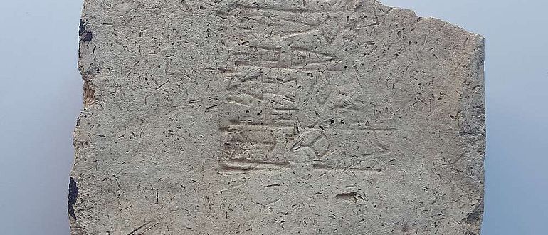 Fragment eines Lehmziegels mit gestempelter Gedenkinschrift des Königs Amar-Suena in sumerischer Sprache