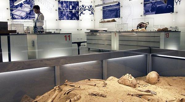 Blick in das Forscherlabor mit dem "Tatort", einem Grab früher Bauern in Westfalen, im Vordergrund (Foto: LWL/Brentführer)