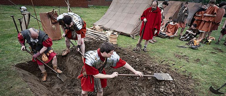 Auf der Römerbaustelle Aliso des LWL zeigten erst kürzlich einige Reenactor, wie Wall und Graben eines römischen Marschlagers angelegt wurde