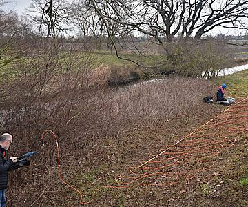 Mithilfe geophysikalischer Untersuchungen, Bohrungen und kleinerer archäologischer Ausgrabungen soll die Geschichte des Landgrabens erforscht werden