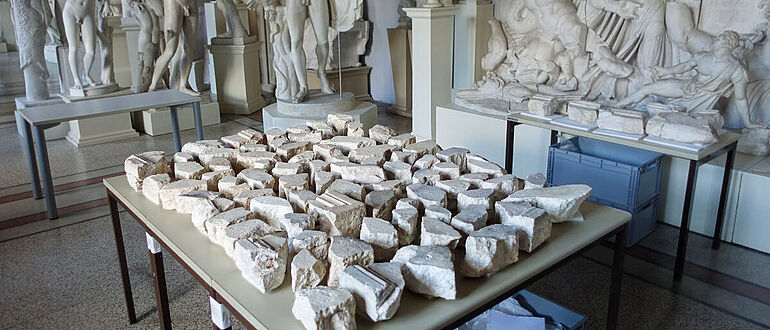 Fragmente der zerbrochenen Altarplatte im Institut für Antike der Universität Graz, wo sie digitalisiert wurden