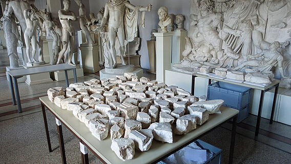 Fragmente der zerbrochenen Altarplatte im Institut für Antike der Universität Graz, wo sie digitalisiert wurden