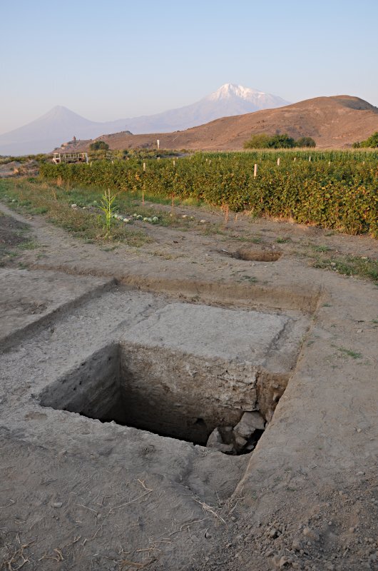 Im Hintergrund der Grabungsfläche befindet sich der Hügel Artaxatas mit dem Kloster Khor Virap vor dem Berg Ararat