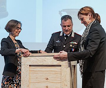 Die letzte Versandkiste für den Transport nach Italien wurde symbolisch verschlossen