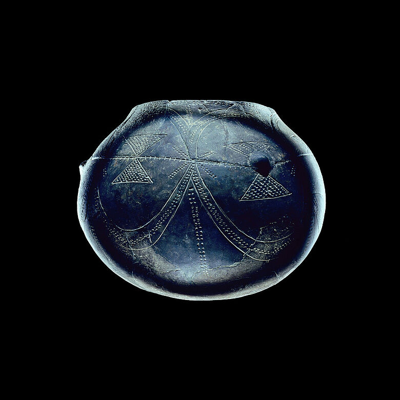 Linienbandkeramischer Kumpf aus Eilsleben Linienbandkeramischer Kumpf aus Eilsleben