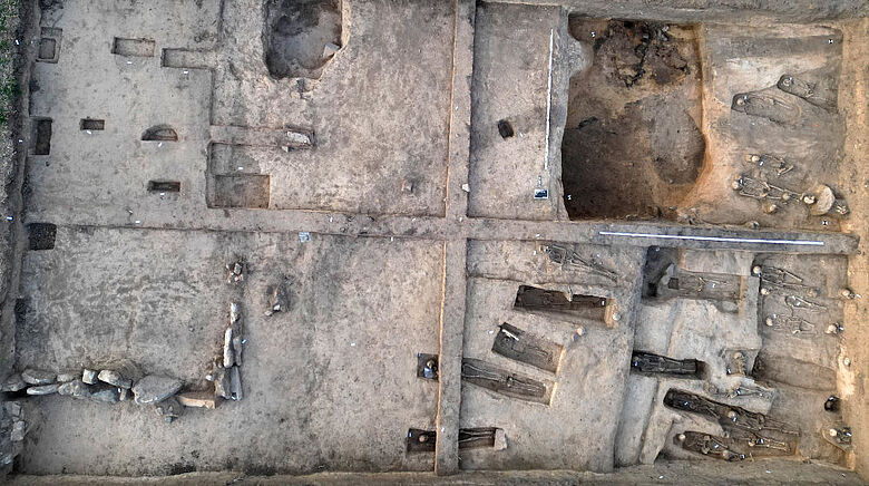 Friedhof der Radegundiskirche und Teil des Palatiums aus dem 10. Jahrhundert